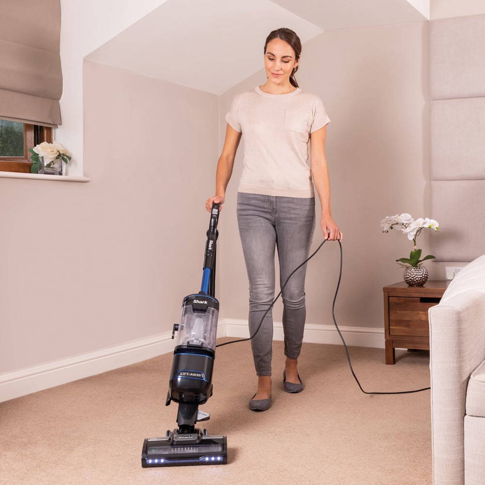 Shark NV602UK Black Lift Away Upright Vacuum Cleaner 750W